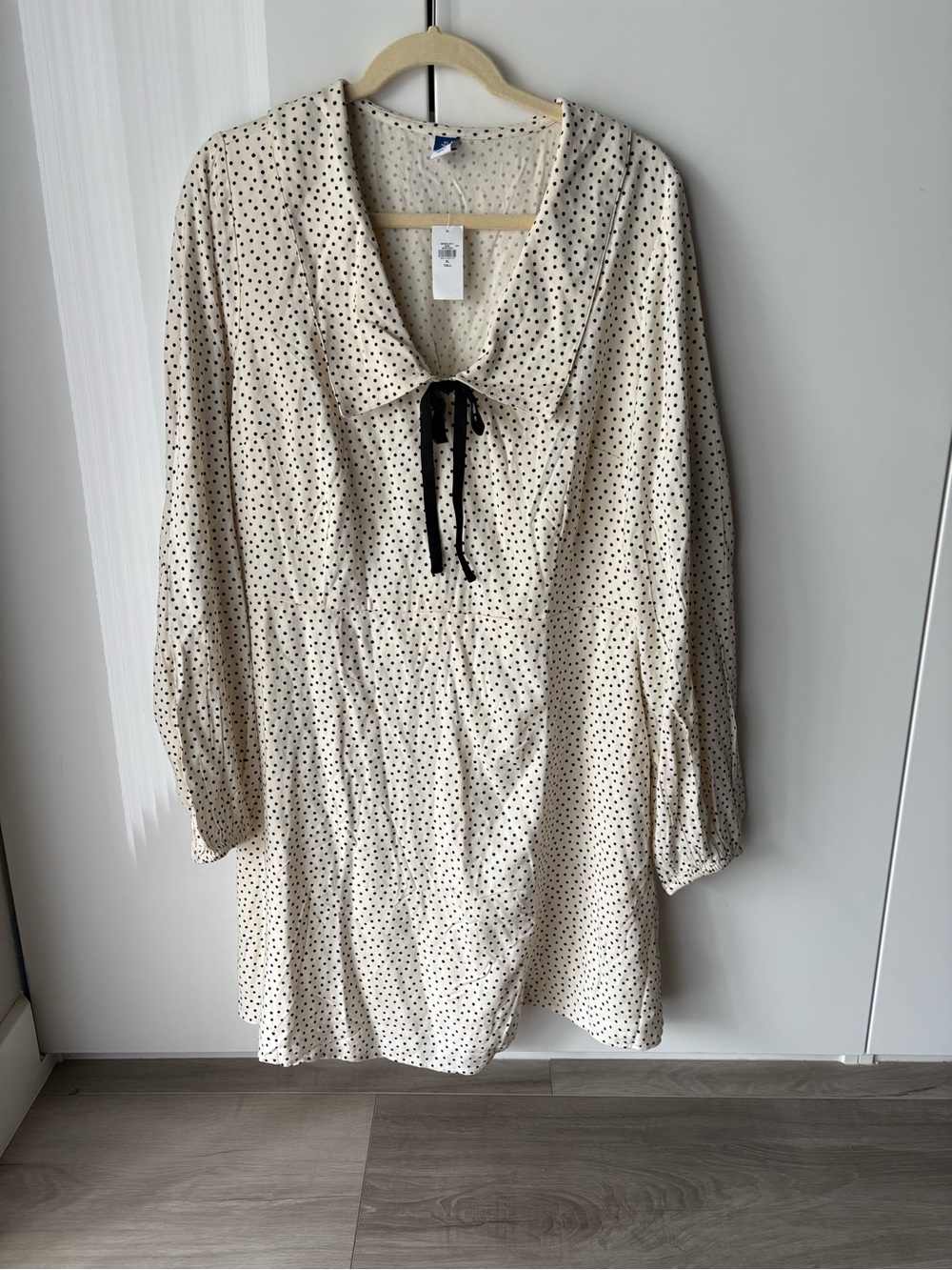 Old Navy Cream Polka Dot Long Sleeve Tie-Neck Tunic Dress